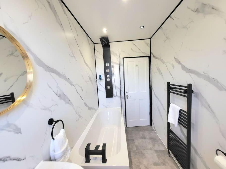 4 Bedrooms Apartment By Sensational Stay Short Lets & Serviced Accommodation EDI Kültér fotó